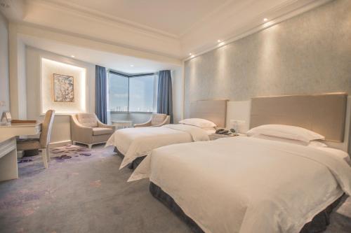 Postel nebo postele na pokoji v ubytování Pantower International Hotel