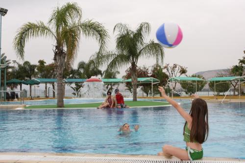 Bazén v ubytování Maagan Eden Holiday Village nebo v jeho okolí