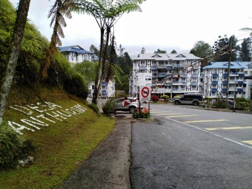 a street with buildings and a no parking sign at Homstay Desa Anthurium in Tanah Rata