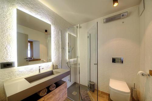 y baño con lavabo, aseo y ducha. en Aldilà Art Rooms, Apartment and Vacation House, en Šmartno