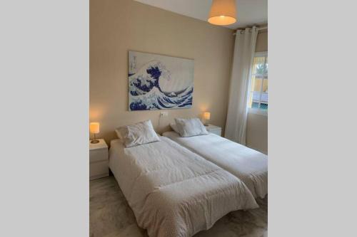 Ένα ή περισσότερα κρεβάτια σε δωμάτιο στο VIVE JEREZ Casa de lujo con piscina y barbacoa en la mejor zona de Jerez de la Frontera