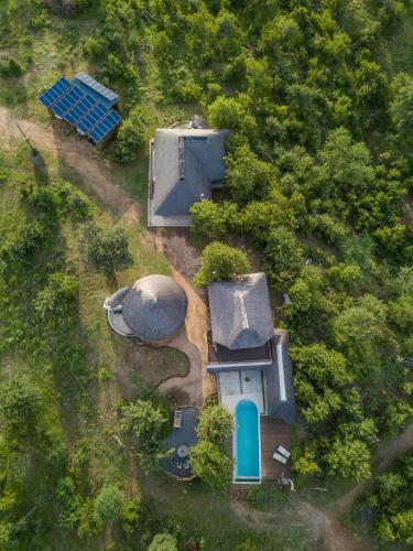 an overhead view of a house in the woods at Lengau Lodge in Grietjie Nature Reserve