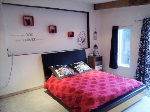 1 dormitorio con cama rosa y pantalla grande en Dolce Casa, en Sainte-Foy-lès-Lyon