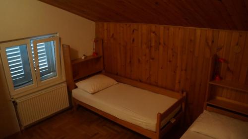 Ein Bett oder Betten in einem Zimmer der Unterkunft Apartmani Suton