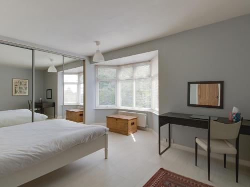 En eller flere senge i et værelse på Sandsfoot Rest