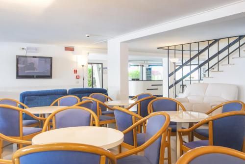 a waiting room with tables and chairs at Florida Park Hotel in Bellaria-Igea Marina