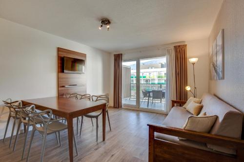 - un salon avec une table et un canapé dans l'établissement Résidence Azurea, à Aix-les-Bains