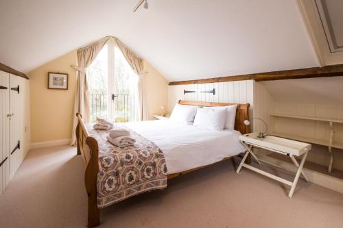 ソープネスにあるCrossing Cottage, Thorpenessのベッドルーム(大型ベッド1台、窓付)