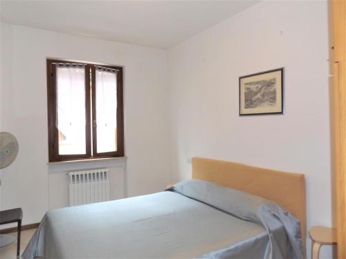 - une chambre blanche avec un lit et une fenêtre dans l'établissement La Preonda, à Bardolino