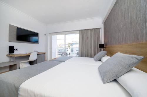 Ein Bett oder Betten in einem Zimmer der Unterkunft Hotel Simbad Ibiza