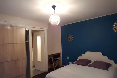 Ένα ή περισσότερα κρεβάτια σε δωμάτιο στο Maisonnette de 2 personnes