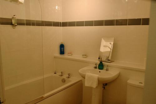 ein Bad mit einem Waschbecken, einer Dusche und einem WC in der Unterkunft Fabulous stylish flat in Merchant City & Free Secure Parking in Glasgow