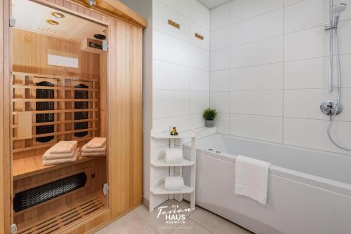 La salle de bains est pourvue d'une baignoire et d'une douche. dans l'établissement Godewind, à Olpenitz