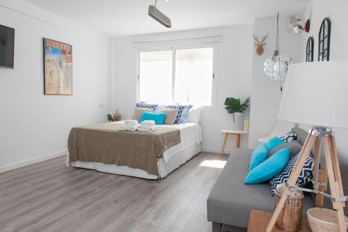 A bed or beds in a room at GoToSeville Molviedro Apartments