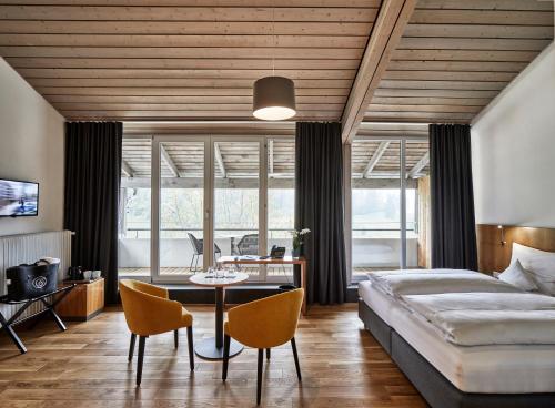 Postel nebo postele na pokoji v ubytování ElzLand Hotel Pfauen WELLNESS & SPA