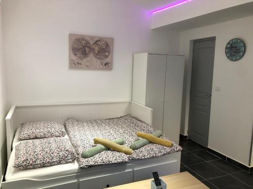 Cette chambre comprend un lit avec des battes de base-ball. dans l'établissement Jolis studios centre Avignon, à Avignon