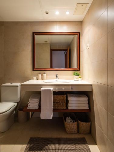 y baño con lavabo, aseo y espejo. en Homing Barcelona 101, en Barcelona
