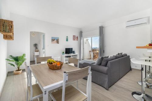 
A seating area at APARTAMENTO COR DO MAR - Sunny, Clean and spacious apartment with sea view, in Alvor - very close walking distance to the beach and Alvor Village
