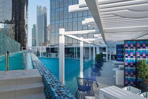 una piscina en la azotea de un edificio en W Doha Residences, en Doha