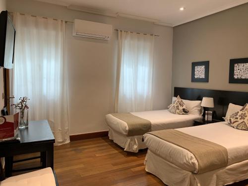 Una cama o camas en una habitación de New Point Madrid Apartments