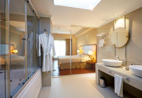 a bathroom with two sinks and a bedroom at Anemon Iskenderun Hotel in İskenderun