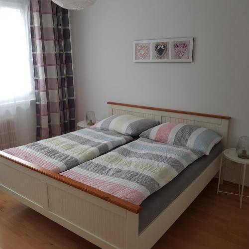 巴特奧塞的住宿－Apartment Dachsteinblick，卧室内的一张带两个枕头的床