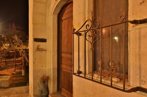 ein Fenster eines Gebäudes mit einer Vase daneben in der Unterkunft Melekler Evi Cave Hotel in Ürgüp