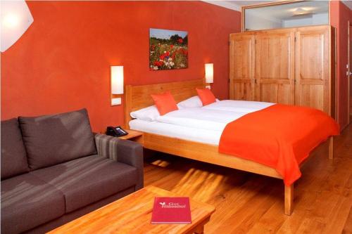 - une chambre avec un lit et un canapé dans l'établissement Hotel Gut Hühnerhof, à Gründau