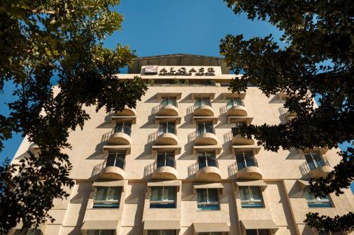 een gebouw met balkons aan de zijkant bij AlQasr Metropole Hotel in Amman