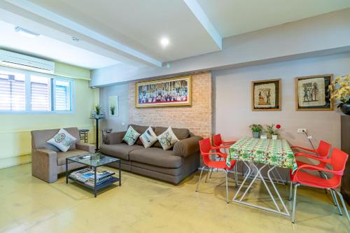 Ruang duduk di Sleep Dee Hostel