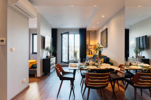 jadalnia i salon ze stołem i krzesłami w obiekcie Veronese Apartments by LoftAffair w Krakowie
