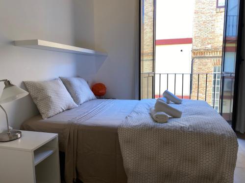 1 dormitorio con cama y ventana grande en Álvarez 7 Apartamento, en Málaga