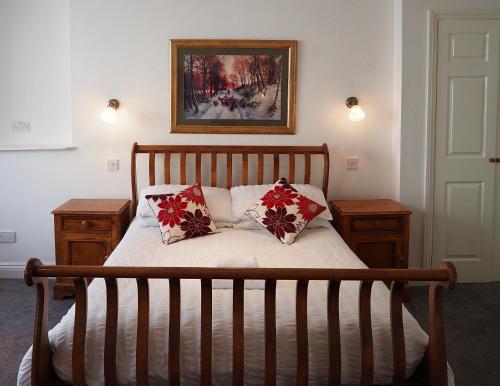 1 dormitorio con 1 cama con 2 almohadas en The Normandie, en Tenby