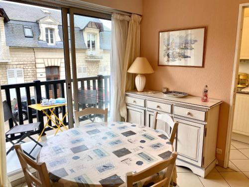 Photo de la galerie de l'établissement Residence Normande CASTELNAU Avenue de Castelnau a Cabourg. Appartement situe en plein coeur du cent, à Cabourg