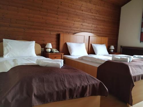 Tempat tidur dalam kamar di Pension Tilly