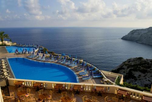 Athina Palace Resort & Spaの敷地内または近くにあるプール