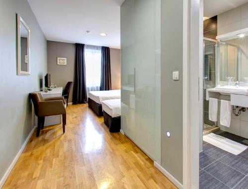 فندق فيلا ميلاس في موستار: غرفه فندقيه بسرير وحمام