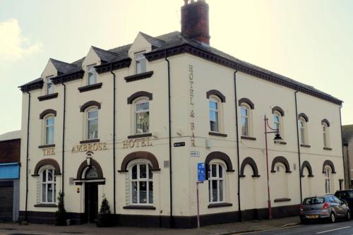 バロー・イン・ファーネスにあるAmbrose Hotelの通り側の白い古い建物
