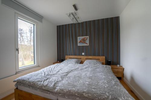 Ένα ή περισσότερα κρεβάτια σε δωμάτιο στο Ferienhaus direkt am See - Kamin, Klima, Sauna und Boot