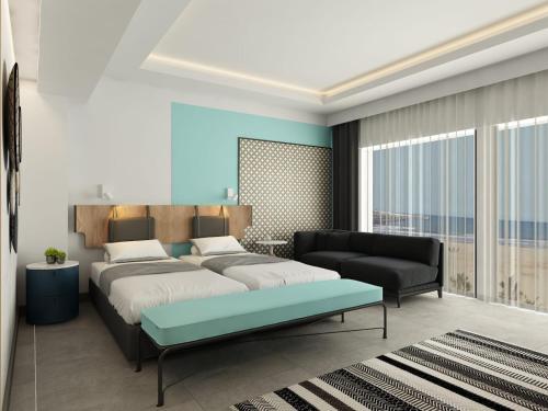 um quarto com uma cama e um sofá em PAMPHYLIA HOTEL em Valência