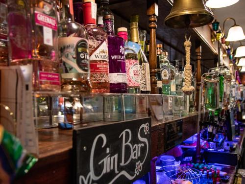un bar rempli de nombreuses bouteilles d'alcool dans l'établissement The Vintage Inn, à Wellington