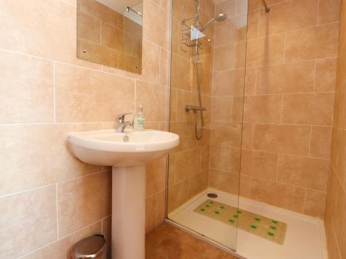 ein Badezimmer mit Waschbecken und Dusche in der Unterkunft Katy's Cottage in Skipton