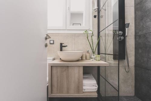 A bathroom at Neoclassical Apartment near Acropolis - LivingStone Crystal