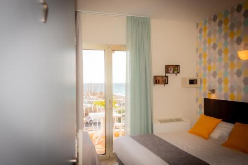 Postel nebo postele na pokoji v ubytování Hotel et Appartements Reine D'Azur