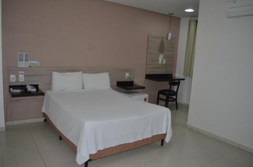 En eller flere senge i et værelse på Hotel La Ville