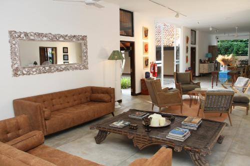 sala de estar con sofá y mesa en The Aluthgama House, en Aluthgama