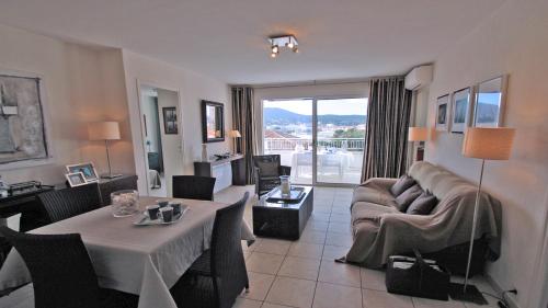 un salon avec un canapé et une table dans l'établissement Miremer, à Sainte-Maxime