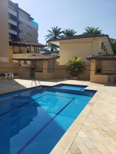basen przed budynkiem w obiekcie Apartamento à 5min à pé da Praia w mieście Ubatuba