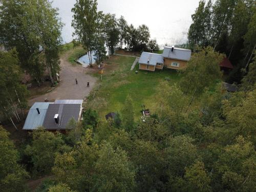 una vista aerea di case su una collina con alberi di Verlan Satumaa a Verla