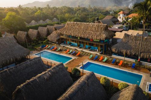 una vista aérea de un complejo con 2 piscinas en Tiki Hut Hostel, en Palomino